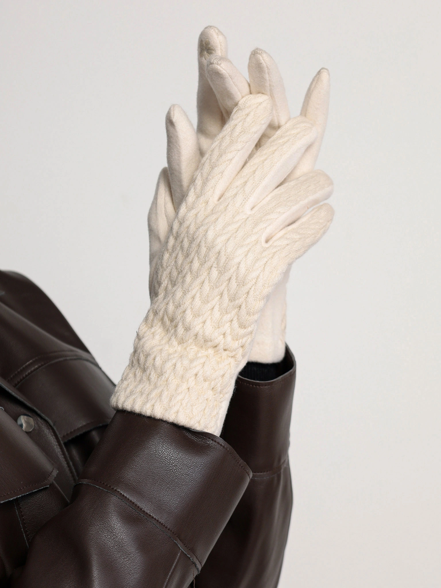 Перчатки трикотажные с декоративной нашивкой в ассортименте